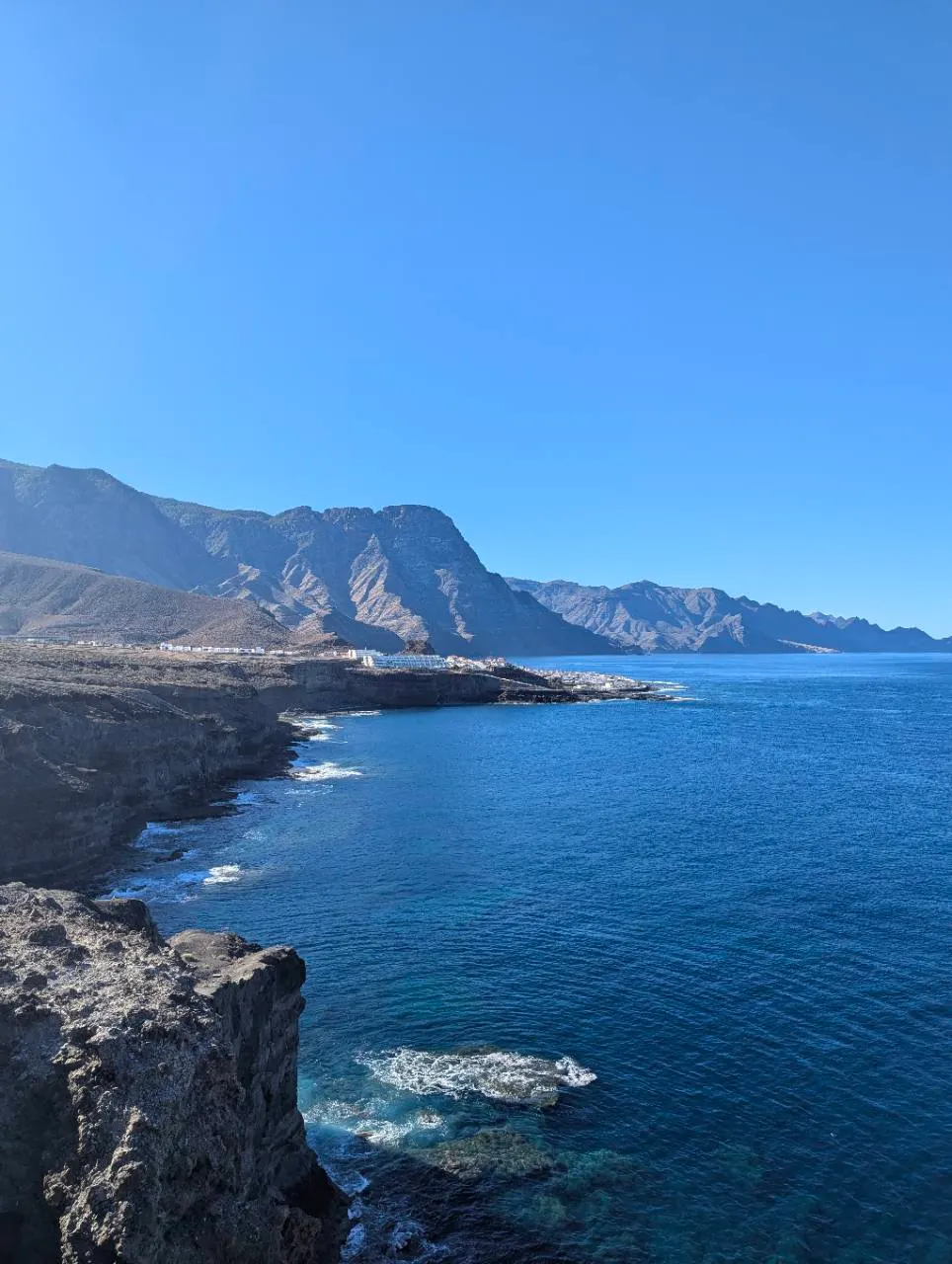 Costa rocosa y mar azul de Gran Canaria